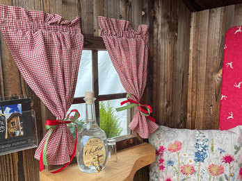 huettchen1-fenster-kissen.jpg